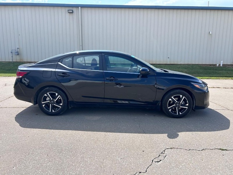 Nissan Sentra Vehicle Full-screen Gallery Image 2