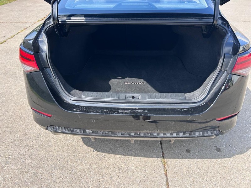 Nissan Sentra Vehicle Full-screen Gallery Image 5