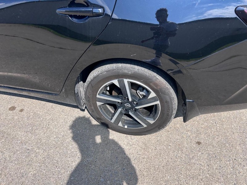 Nissan Sentra Vehicle Full-screen Gallery Image 6