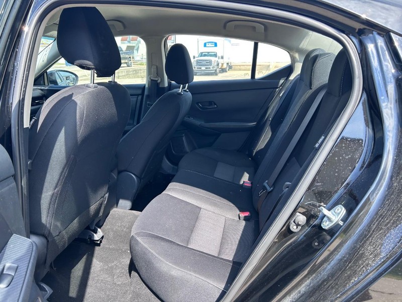 Nissan Sentra Vehicle Full-screen Gallery Image 7