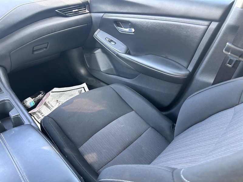 Nissan Sentra Vehicle Full-screen Gallery Image 15