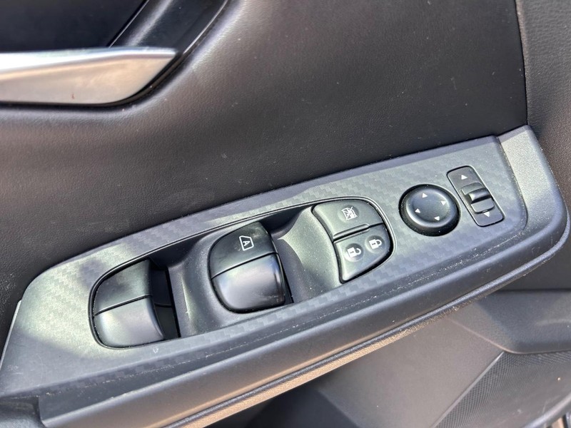 Nissan Sentra Vehicle Full-screen Gallery Image 16