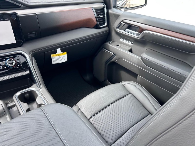 GMC Sierra 1500 Vehicle Full-screen Gallery Image 16