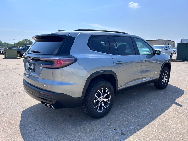 GMC Acadia Vehicle Full-screen Gallery Image 3