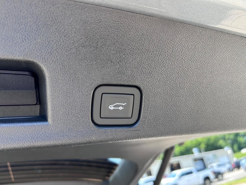 GMC Acadia Vehicle Full-screen Gallery Image 6