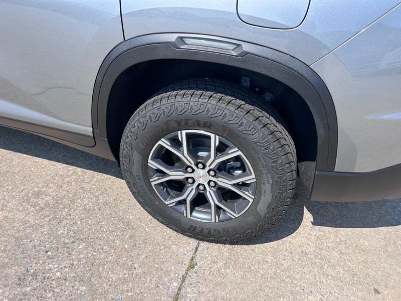 GMC Acadia Vehicle Full-screen Gallery Image 7