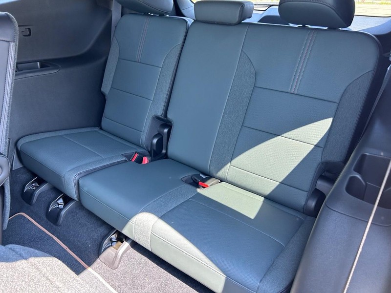 GMC Acadia Vehicle Full-screen Gallery Image 8