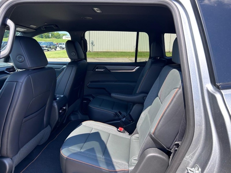 GMC Acadia Vehicle Full-screen Gallery Image 9