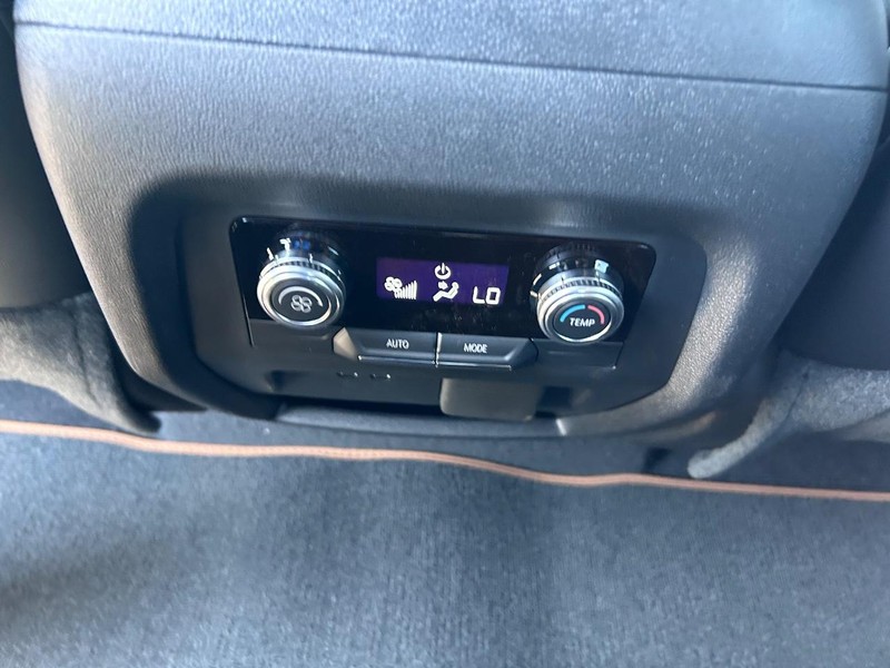 GMC Acadia Vehicle Full-screen Gallery Image 10