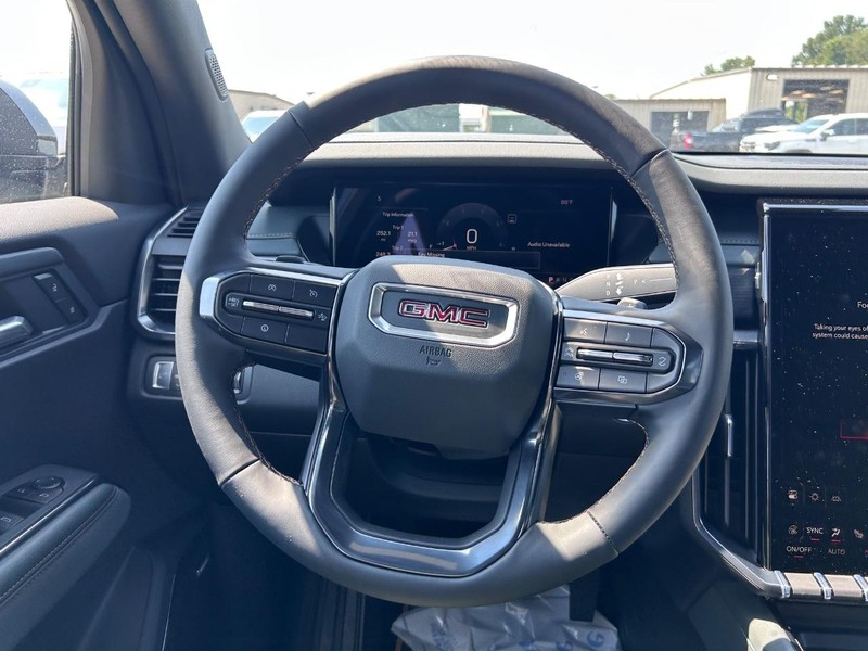 GMC Acadia Vehicle Full-screen Gallery Image 12