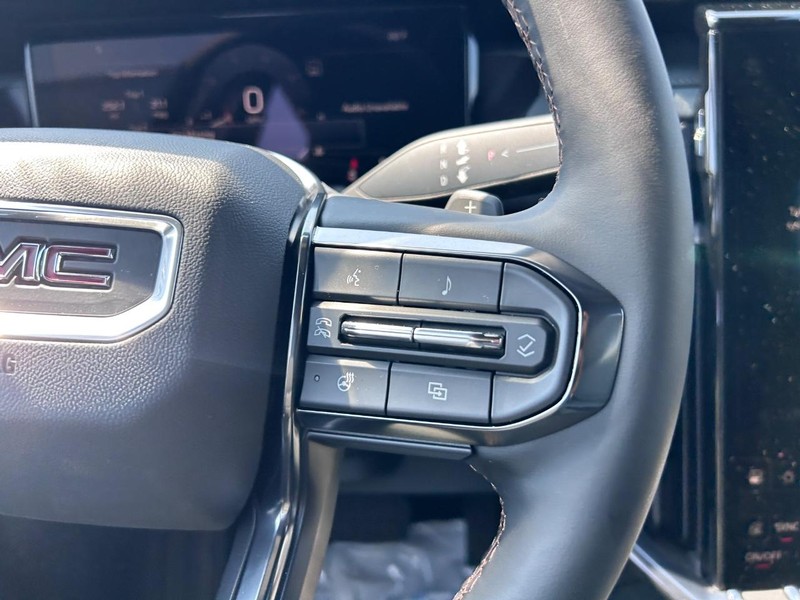 GMC Acadia Vehicle Full-screen Gallery Image 14