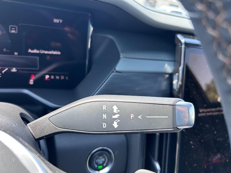 GMC Acadia Vehicle Full-screen Gallery Image 15