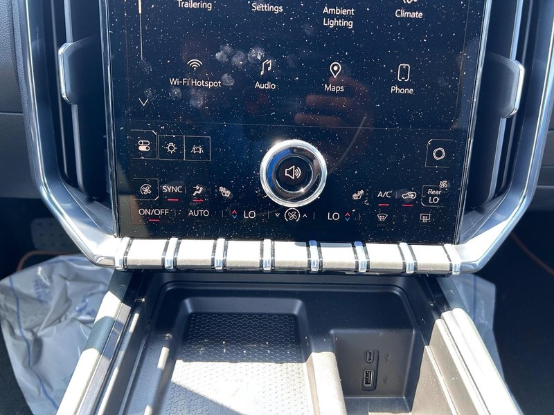 GMC Acadia Vehicle Full-screen Gallery Image 17