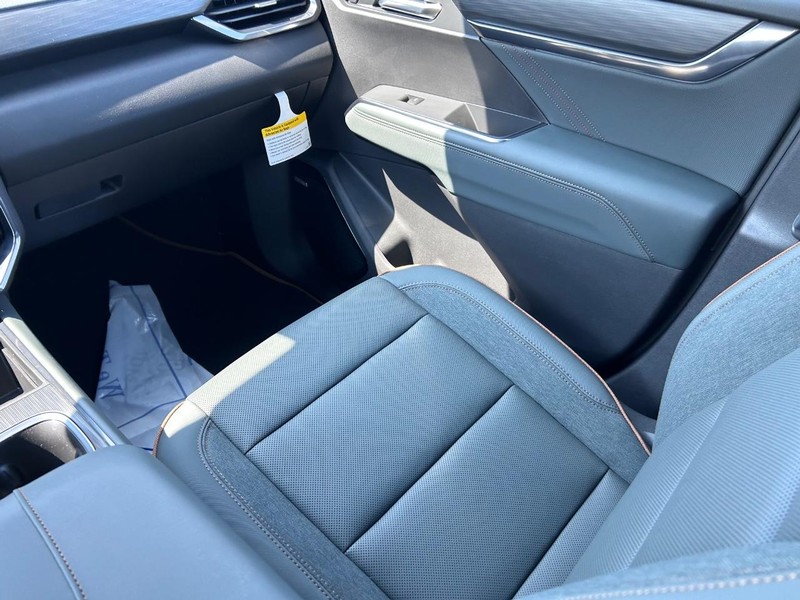 GMC Acadia Vehicle Full-screen Gallery Image 18