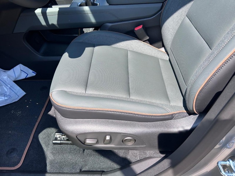 GMC Acadia Vehicle Full-screen Gallery Image 20