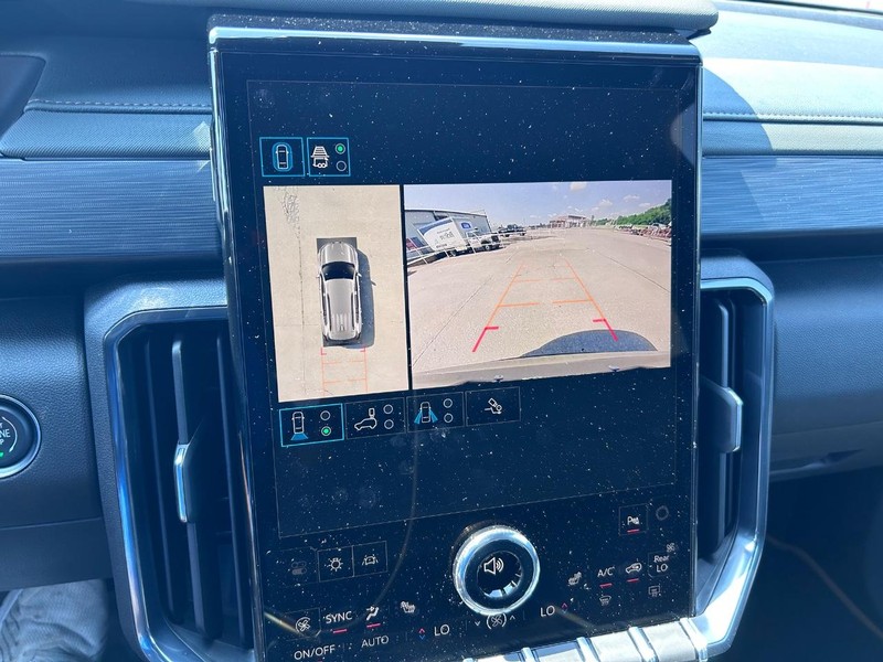 GMC Acadia Vehicle Full-screen Gallery Image 22