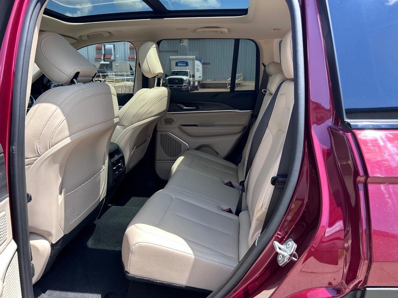 Jeep Grand Cherokee Vehicle Full-screen Gallery Image 8