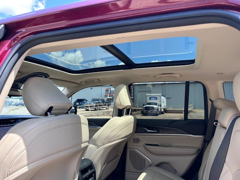 Jeep Grand Cherokee Vehicle Full-screen Gallery Image 9