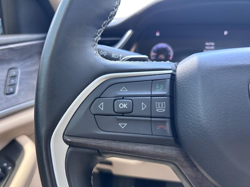 Jeep Grand Cherokee Vehicle Full-screen Gallery Image 12