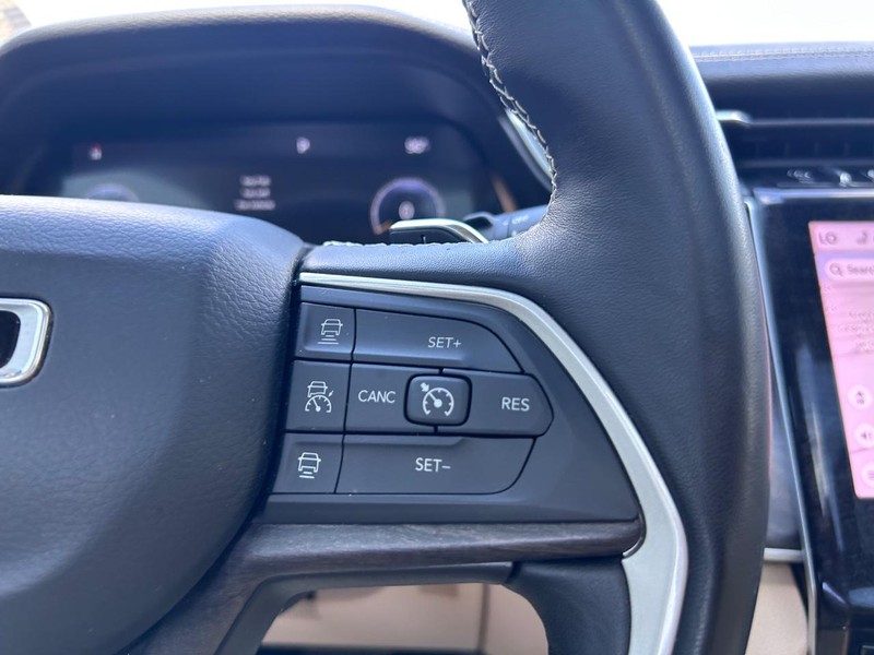 Jeep Grand Cherokee Vehicle Full-screen Gallery Image 13