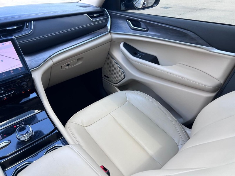 Jeep Grand Cherokee Vehicle Full-screen Gallery Image 17