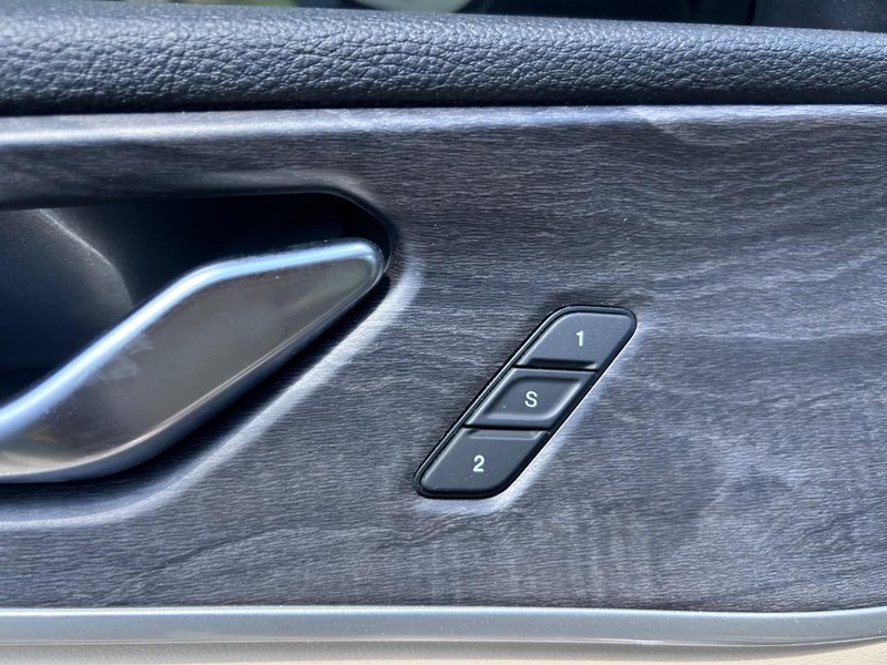 Jeep Grand Cherokee Vehicle Full-screen Gallery Image 19