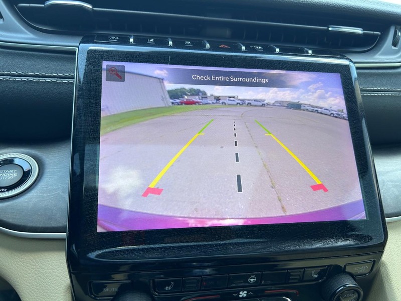 Jeep Grand Cherokee Vehicle Full-screen Gallery Image 22