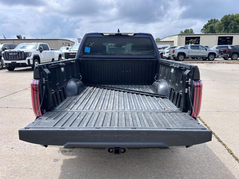 Toyota Tundra 4WD Hybrid Vehicle Full-screen Gallery Image 5