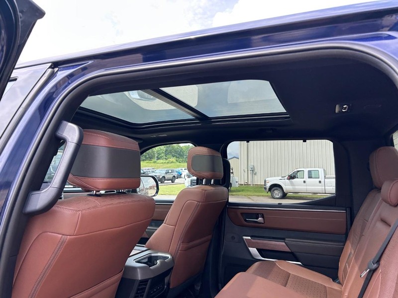 Toyota Tundra 4WD Hybrid Vehicle Full-screen Gallery Image 8