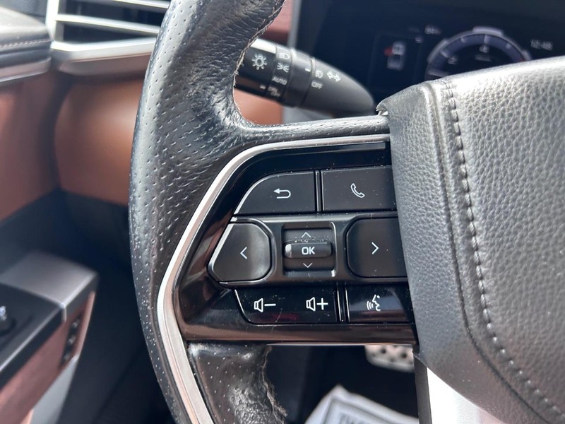 Toyota Tundra 4WD Hybrid Vehicle Full-screen Gallery Image 11