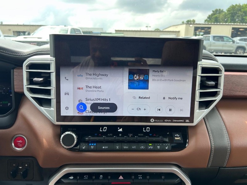 Toyota Tundra 4WD Hybrid Vehicle Full-screen Gallery Image 13