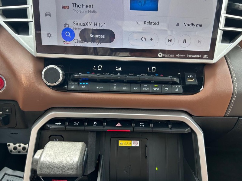 Toyota Tundra 4WD Hybrid Vehicle Full-screen Gallery Image 14