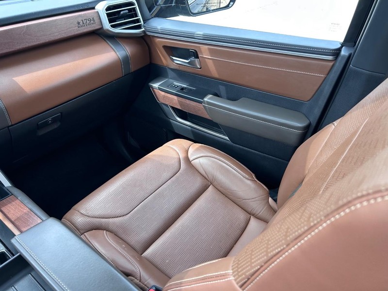 Toyota Tundra 4WD Hybrid Vehicle Full-screen Gallery Image 16