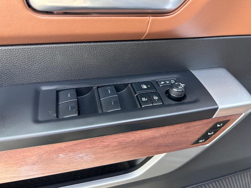 Toyota Tundra 4WD Hybrid Vehicle Full-screen Gallery Image 17