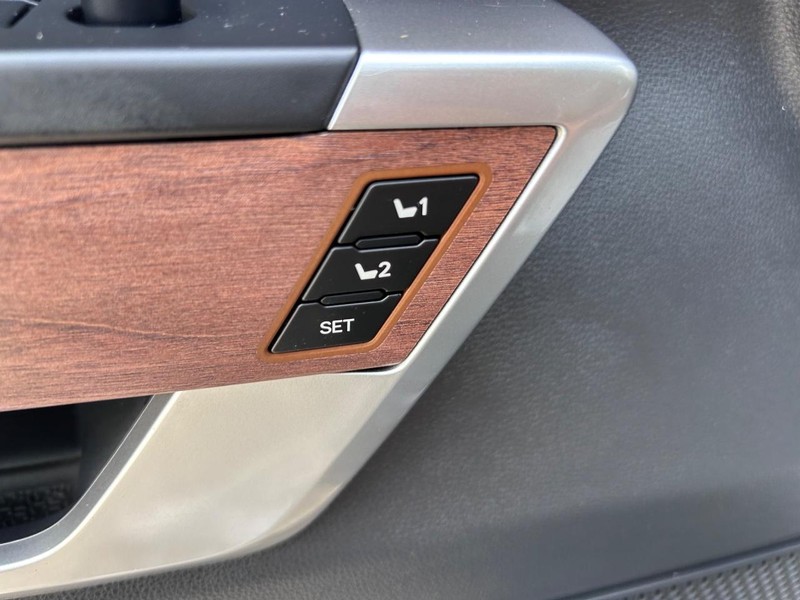 Toyota Tundra 4WD Hybrid Vehicle Full-screen Gallery Image 18