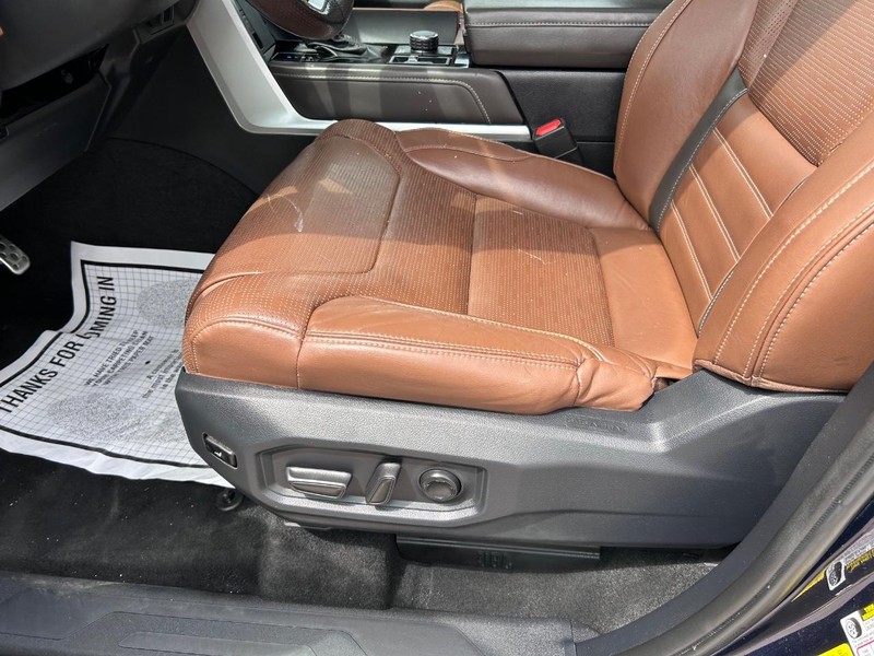 Toyota Tundra 4WD Hybrid Vehicle Full-screen Gallery Image 19