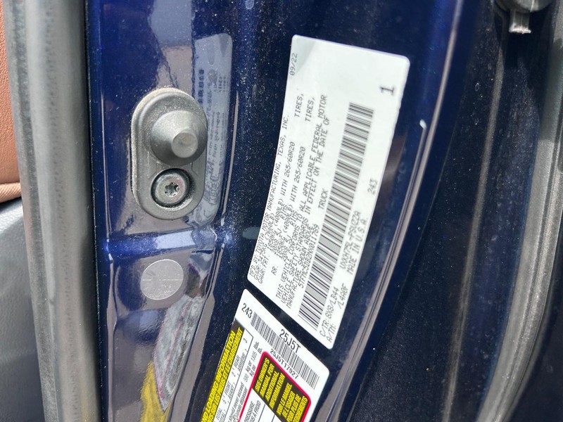 Toyota Tundra 4WD Hybrid Vehicle Full-screen Gallery Image 22