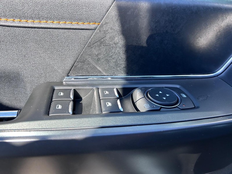 Ford F-150 Vehicle Full-screen Gallery Image 16