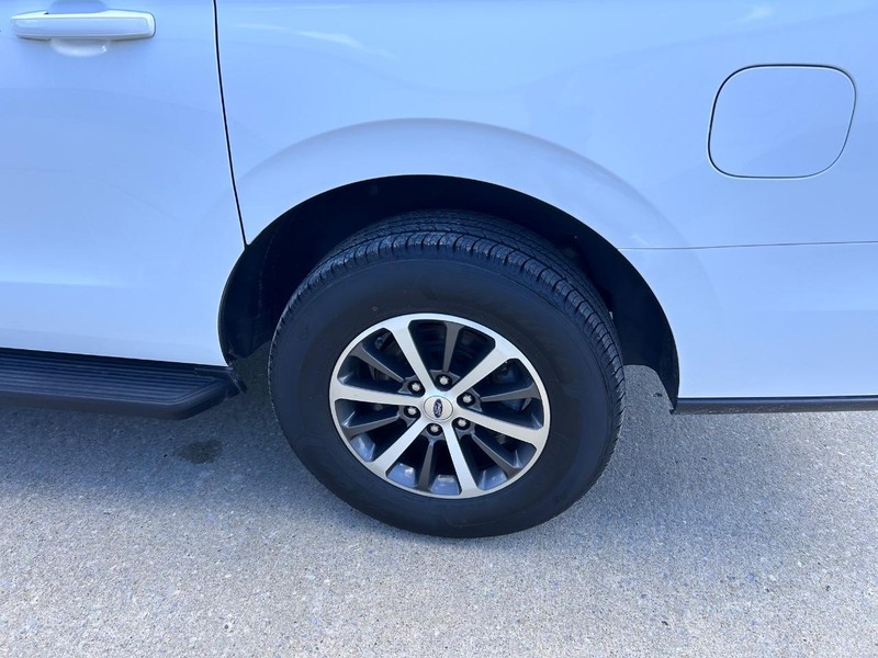 Ford Expedition Max Vehicle Full-screen Gallery Image 6