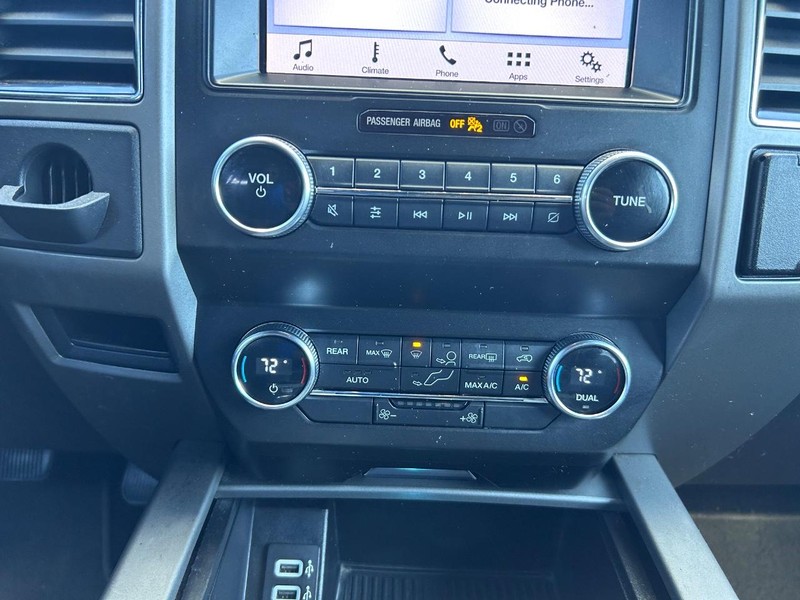 Ford Expedition Max Vehicle Full-screen Gallery Image 15