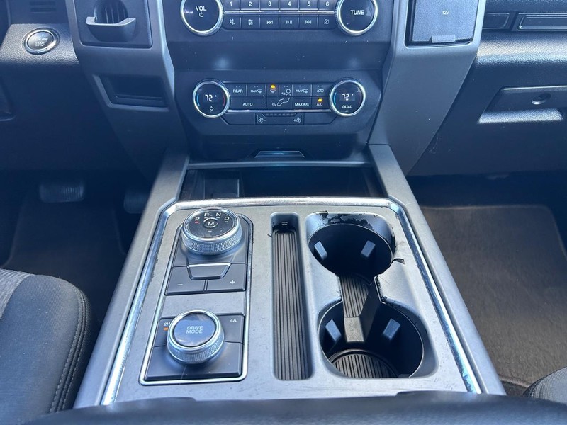 Ford Expedition Max Vehicle Full-screen Gallery Image 16