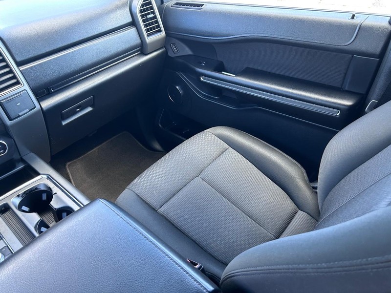 Ford Expedition Max Vehicle Full-screen Gallery Image 17