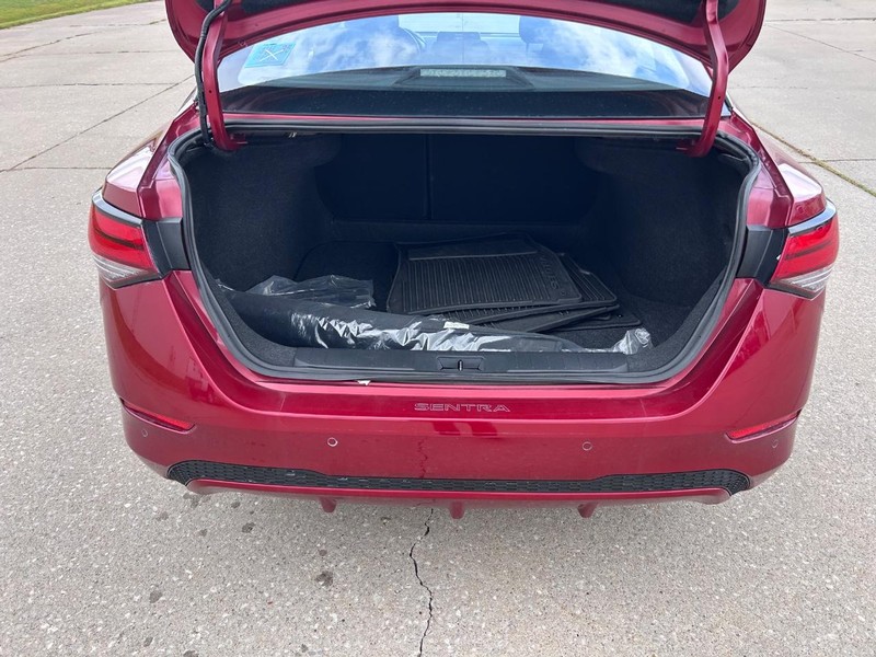 Nissan Sentra Vehicle Full-screen Gallery Image 5