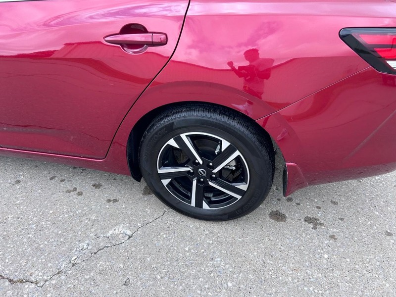 Nissan Sentra Vehicle Full-screen Gallery Image 6