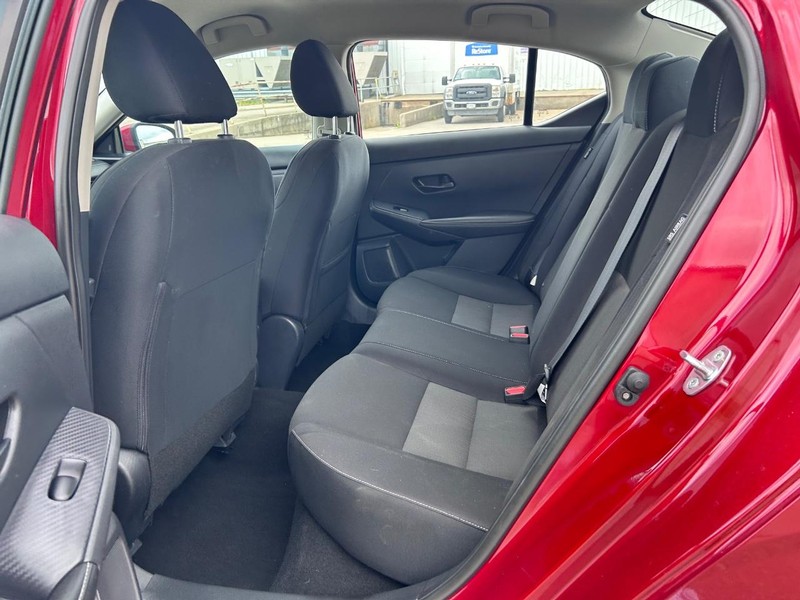 Nissan Sentra Vehicle Full-screen Gallery Image 7