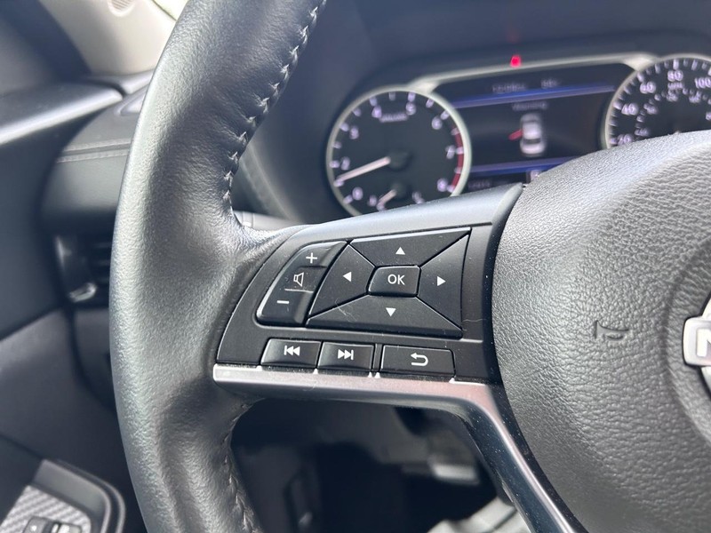 Nissan Sentra Vehicle Full-screen Gallery Image 10