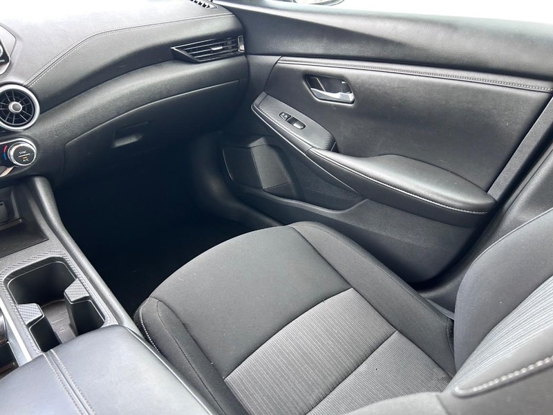 Nissan Sentra Vehicle Full-screen Gallery Image 15