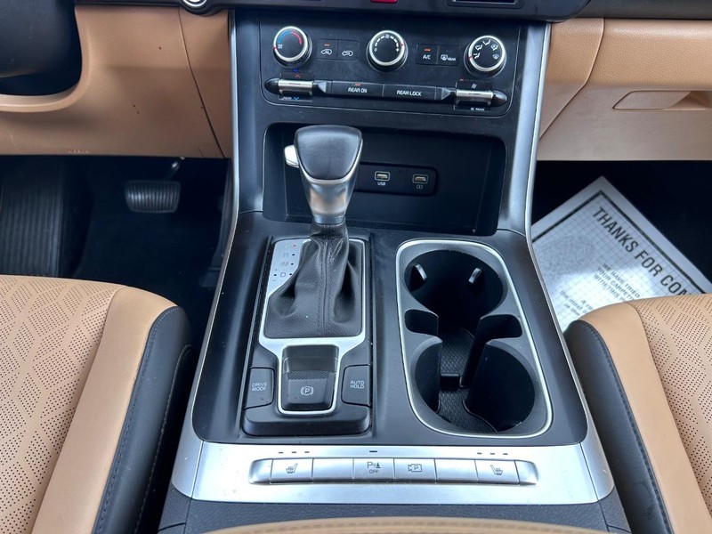 Kia Carnival Vehicle Full-screen Gallery Image 16