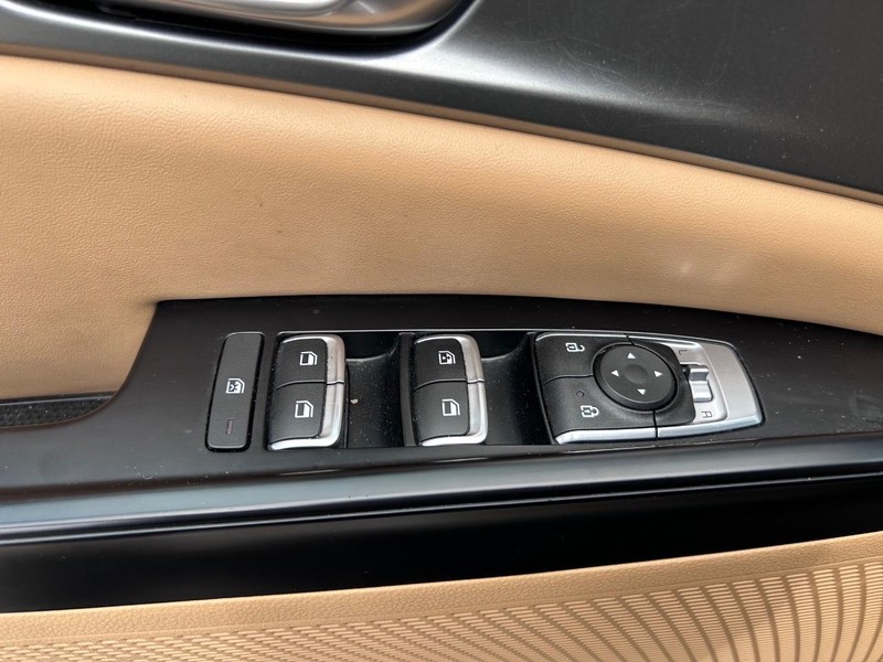 Kia Carnival Vehicle Full-screen Gallery Image 18