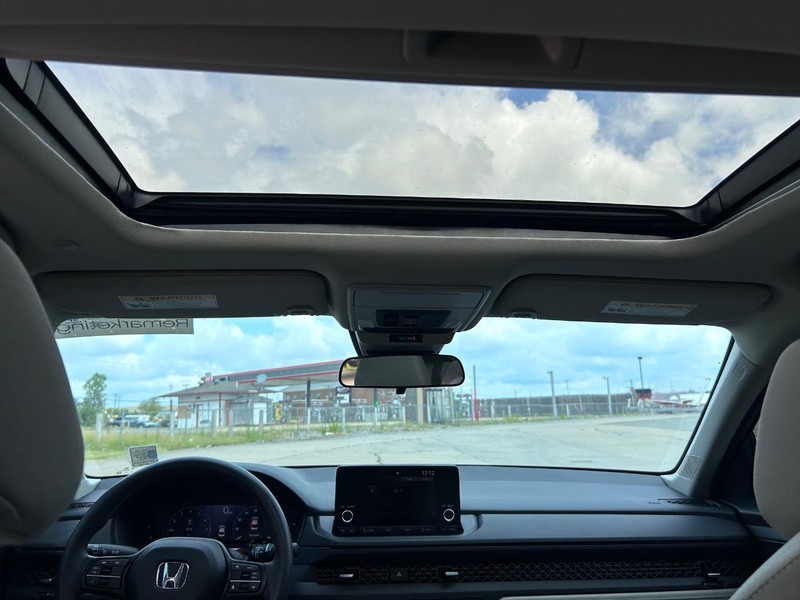 Honda Accord Sedan Vehicle Full-screen Gallery Image 8